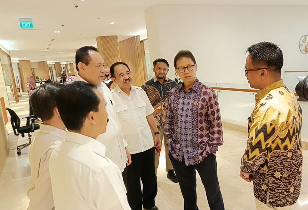 Foto Gubernur Gusnar Ismail bersama Menteri Kesehatan, Budi Gunadi Sadikin, usai pertemuan di Kantor Kemenkes RI di Jakarta, Selasa (15/4/2025)